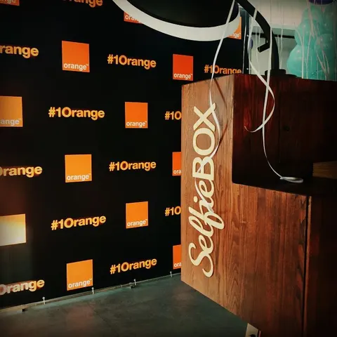 Photobooth avec fond de marque lors d’une activation