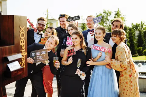 Groupe avec accessoires lors d’un mariage en plein air