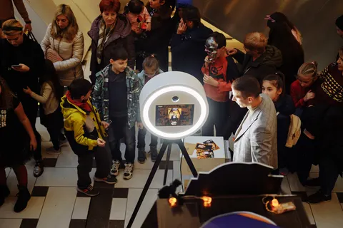 Enfants autour d’un photobooth à anneau LED