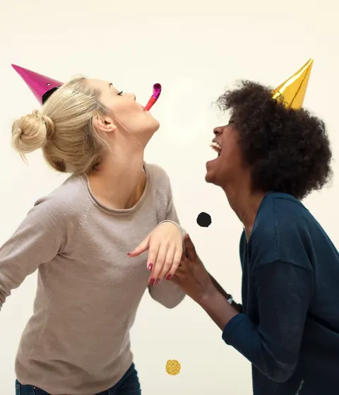 Deux femmes qui rient ensemble lors d’un événement