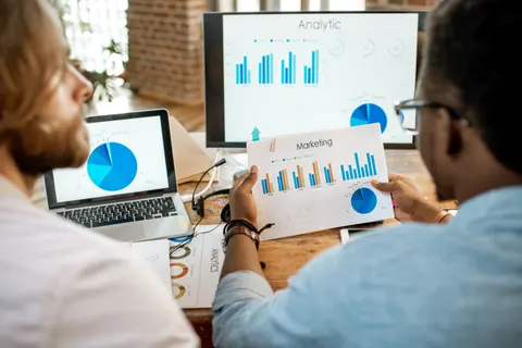 Équipe analysant les statistiques de l’événement à l’écran