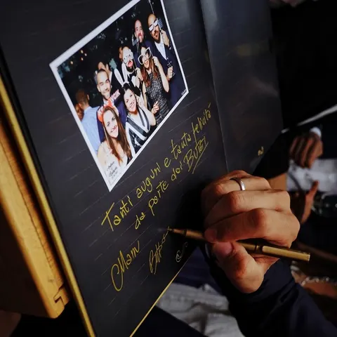 Livre d’or avec bandes photo et un message manuscrit