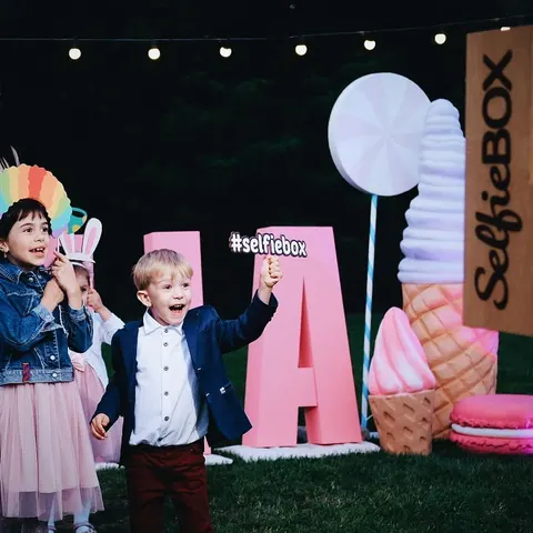 Enfants utilisant des accessoires lors d’un événement photobooth d’entreprise